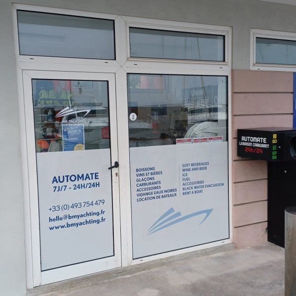 Habillage de vitrine avec depoli et lettrage découpés