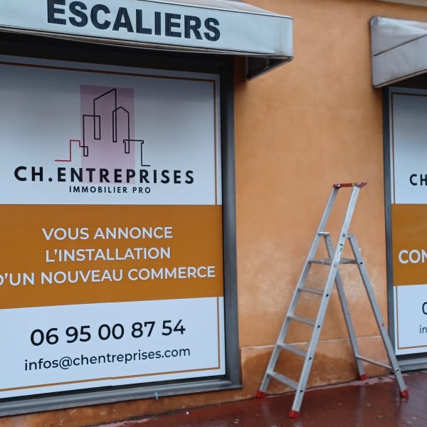 Habillage de vitrine pendant travaux